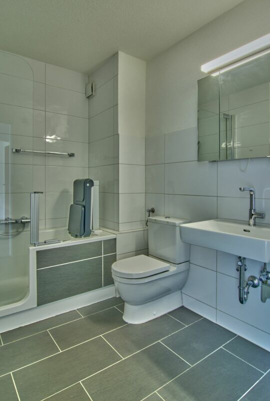 Modernes Badezimmer mit Dusche, WC und Waschtisch