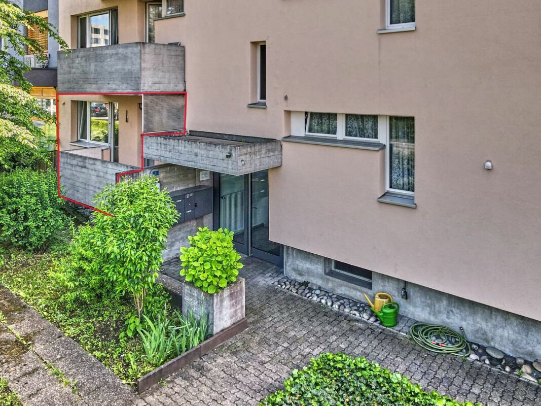 Wohnhaus mit Balkon und Eingangsbereich