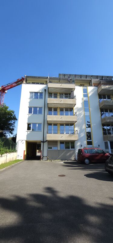 Mehrfamilienhaus mit Parkplatz