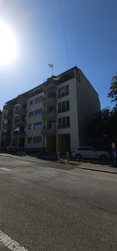 Wohnhaus an sonniger Straße