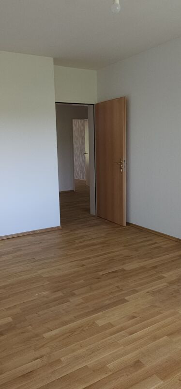 Leerer Wohnraum mit offener Tür