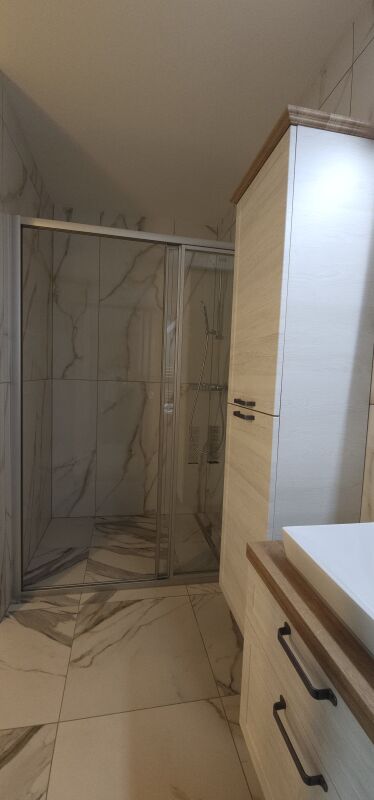 Modernes Badezimmer mit großer begehbarer Dusche