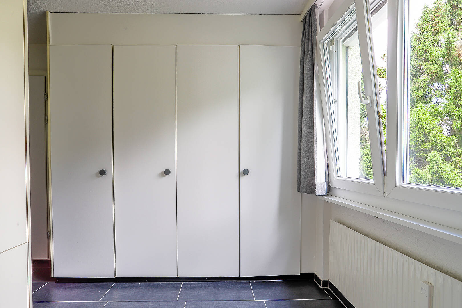 Helles Zimmer mit Einbauschrank und Fenster