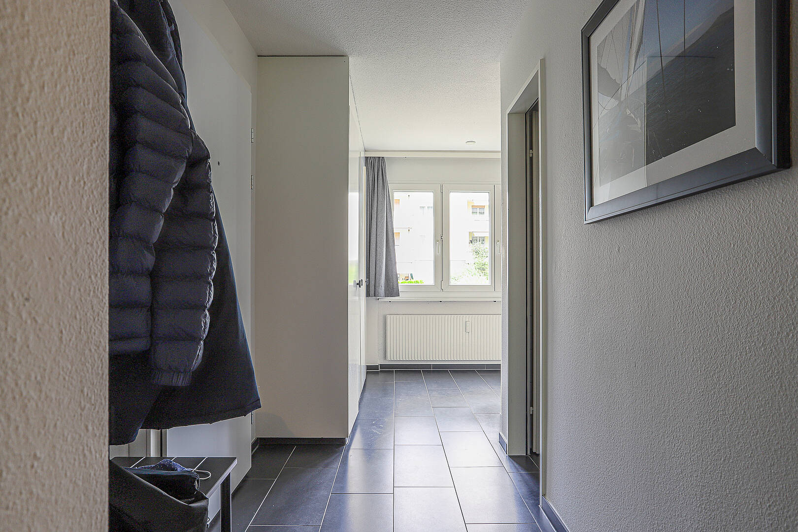 Heller Flur mit Blick in einen Nebenraum