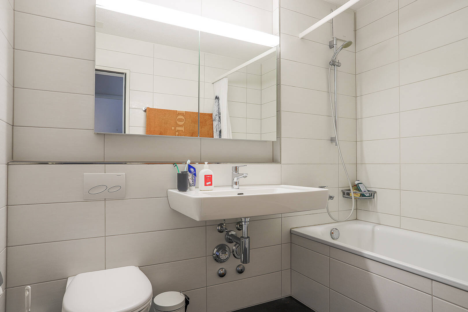Modernes Badezimmer mit Badewanne und Wandwaschbecken