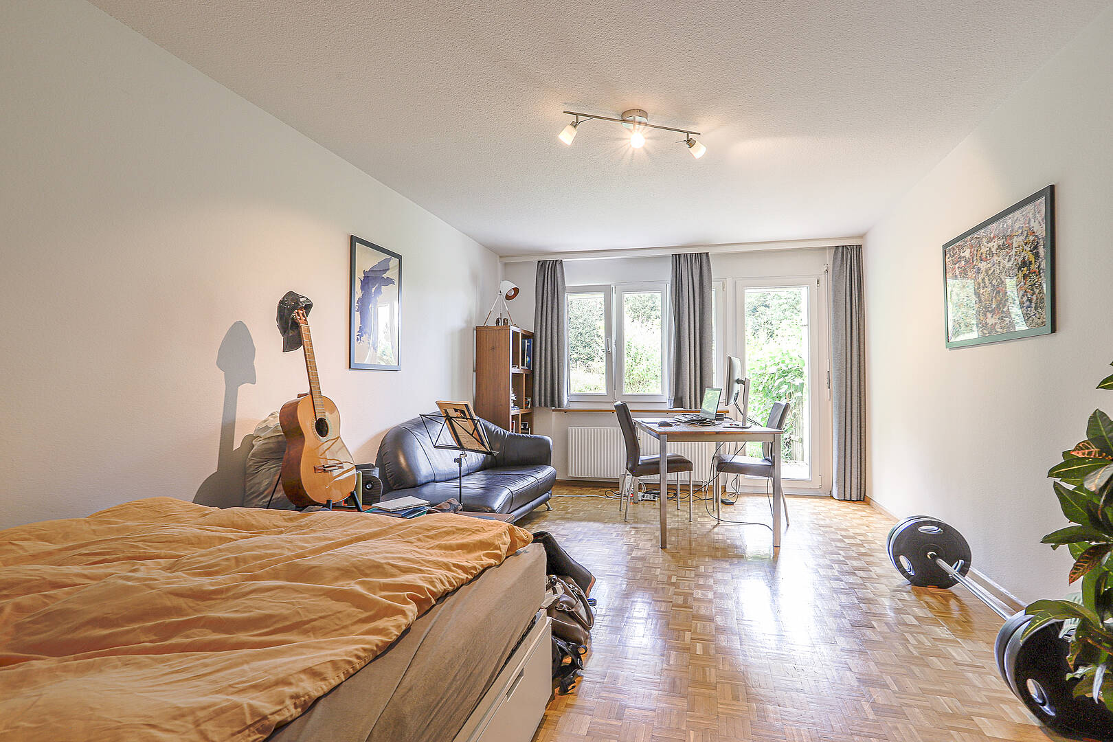 Helles Schlafzimmer mit Arbeitsbereich