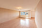 Heller leerer Wohnraum mit Holzdecke