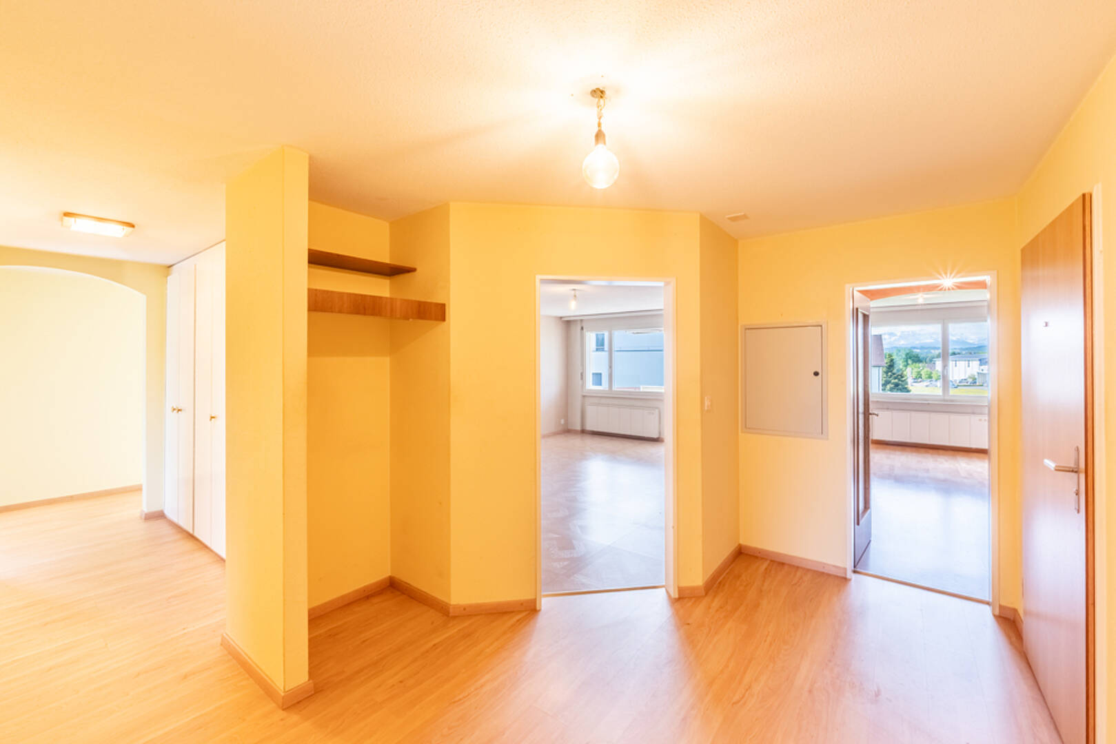 Heller Wohnbereich mit Durchgängen und Einbauschrank