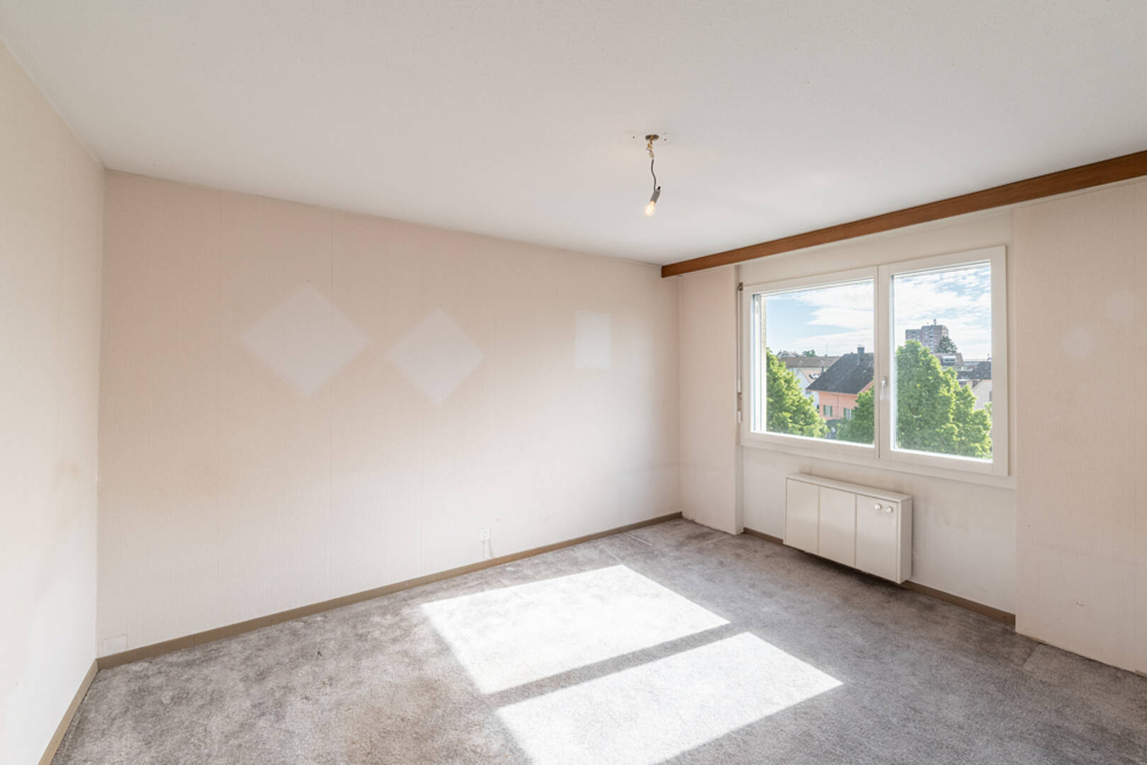 Leerer Wohnraum mit Fensterblick