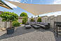 Terrasse mit Sitzgruppe und Pergola