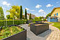 Moderner Außenbereich mit Terrasse und Garten