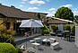 Außenansicht eines Wohnhauses mit Terrasse und Garten