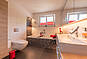 Helles Schlafzimmer mit zwei Betten