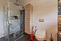 Modernes Badezimmer mit Dusche und WC