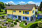 Wohnhaus mit großem Garten und Pool