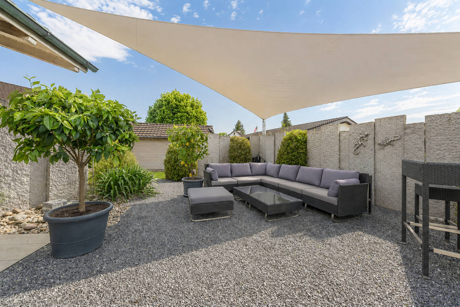 Überdachte Gartenlounge
