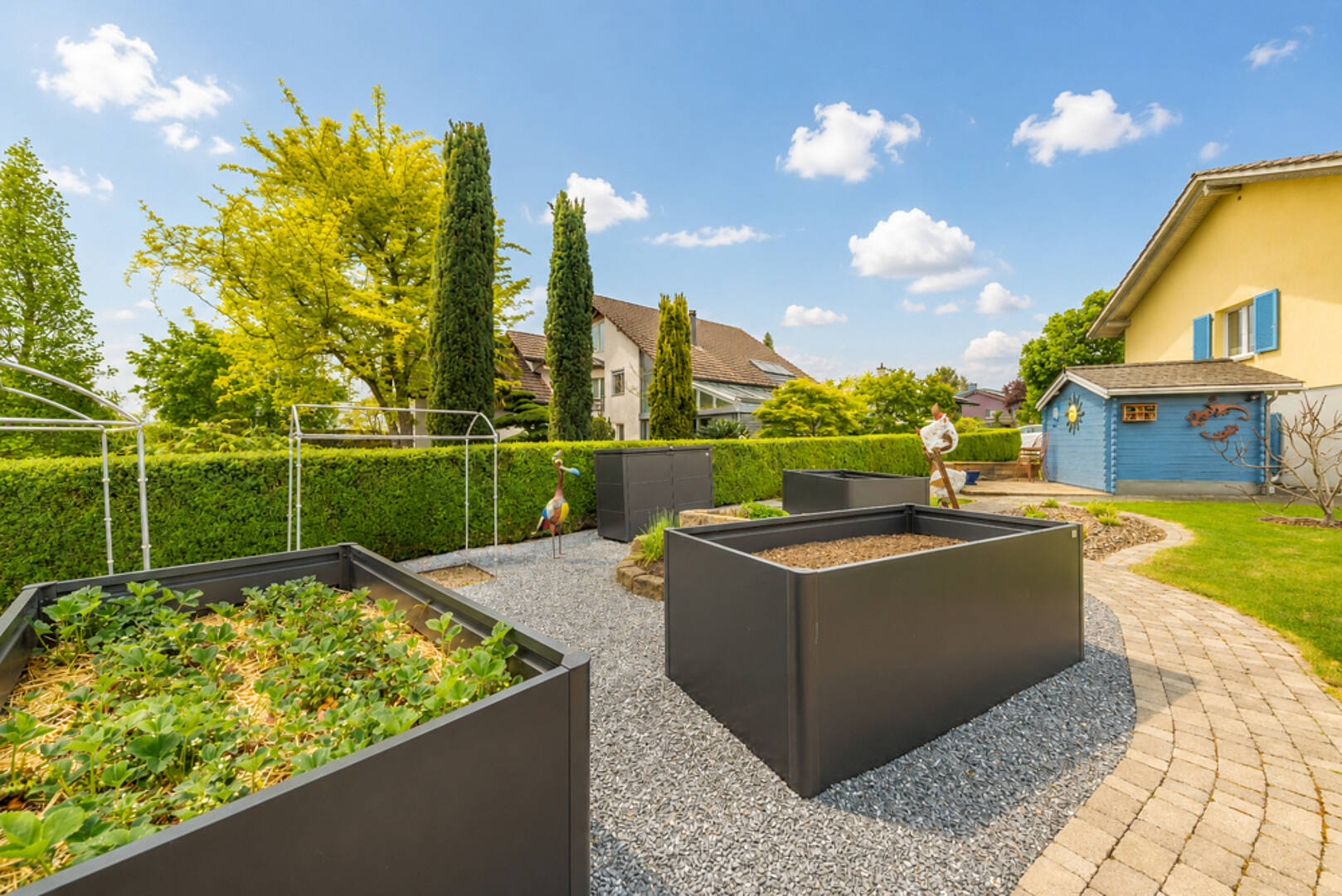 Großer, gepflegter Garten mit Gemüsebeeten