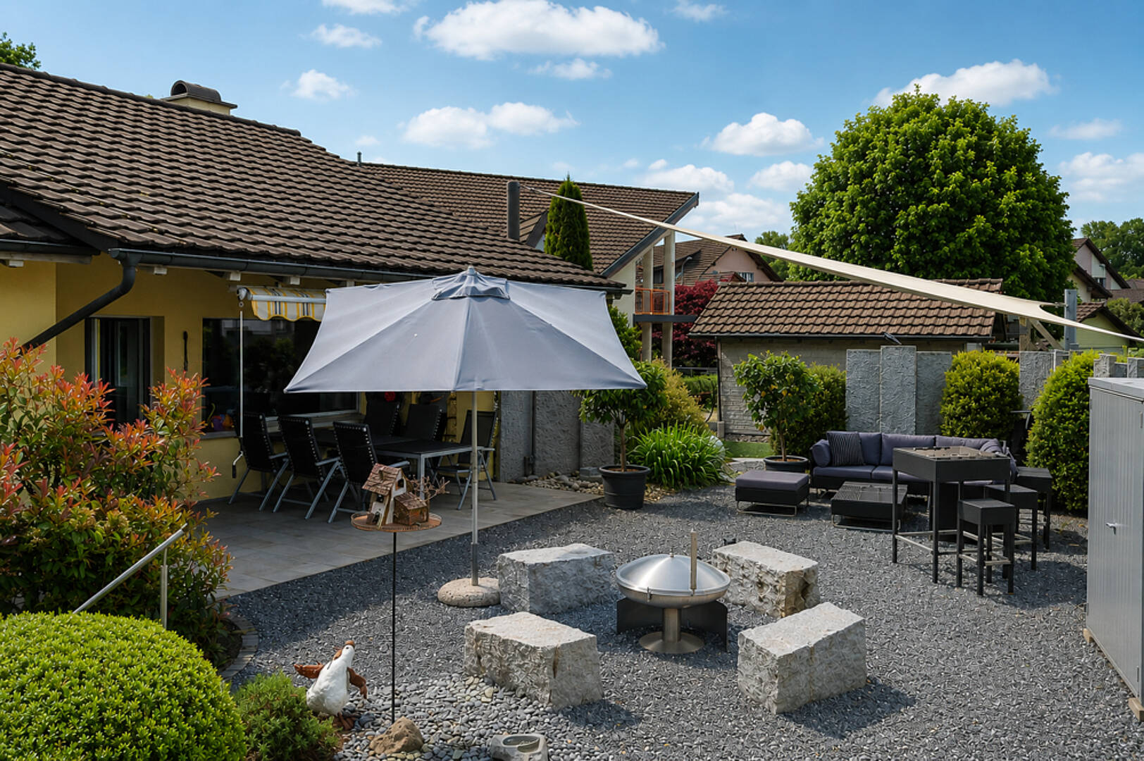 Gemütlicher Garten mit Terrasse und Lounge-Bereich
