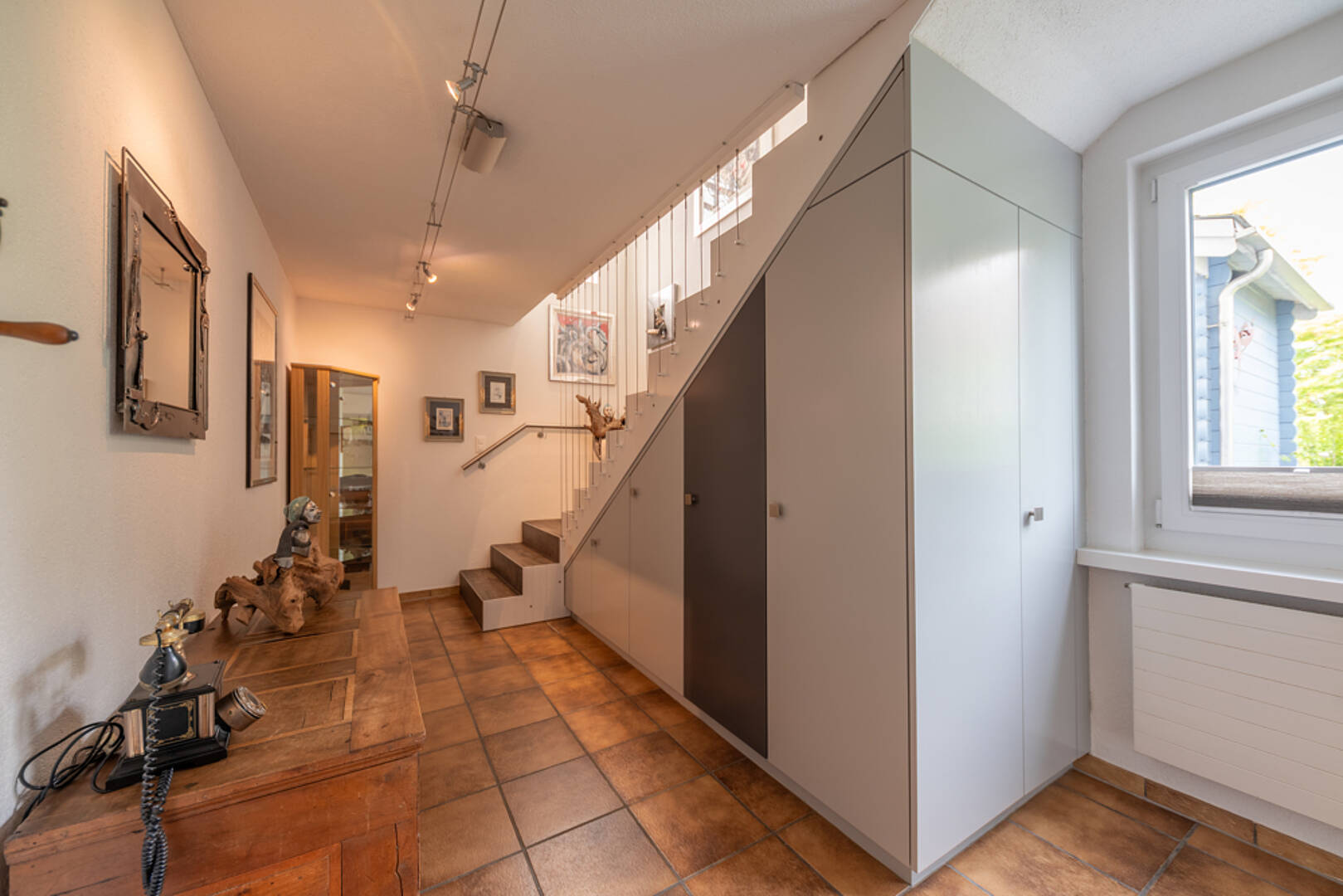 Heller Flur mit Treppe und Einbauschrank