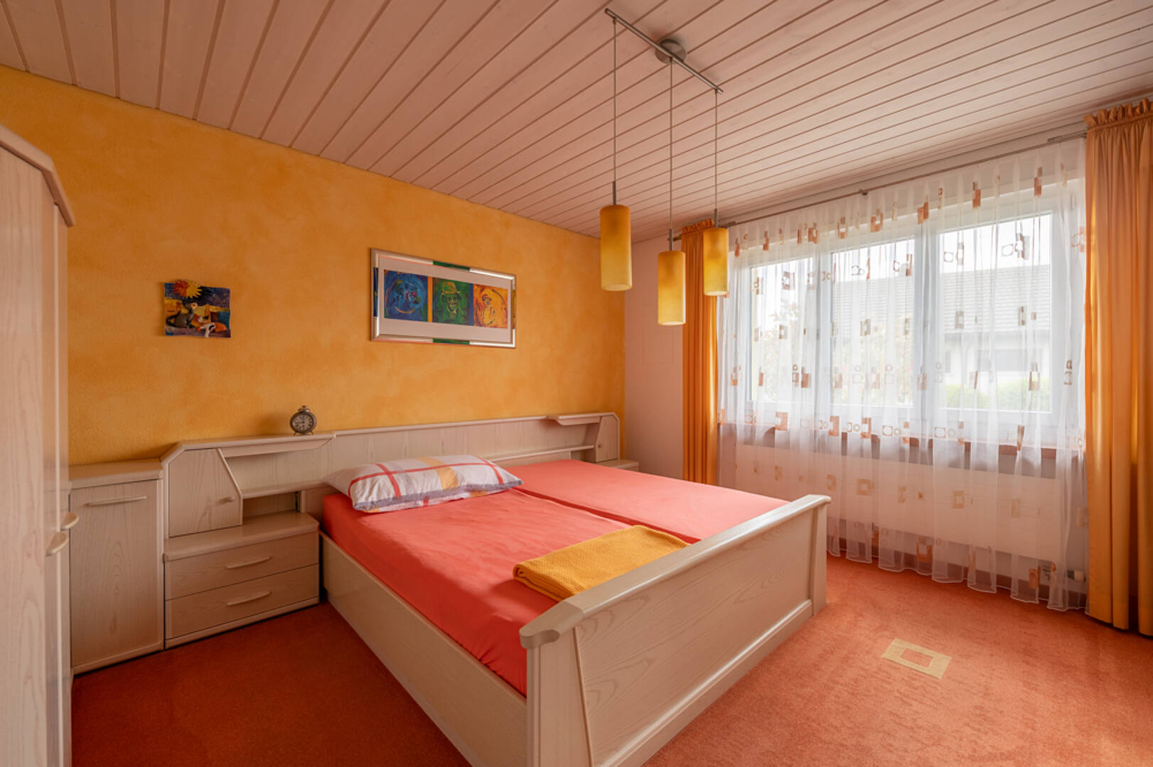 Farbig gestaltetes Schlafzimmer mit Doppelbett