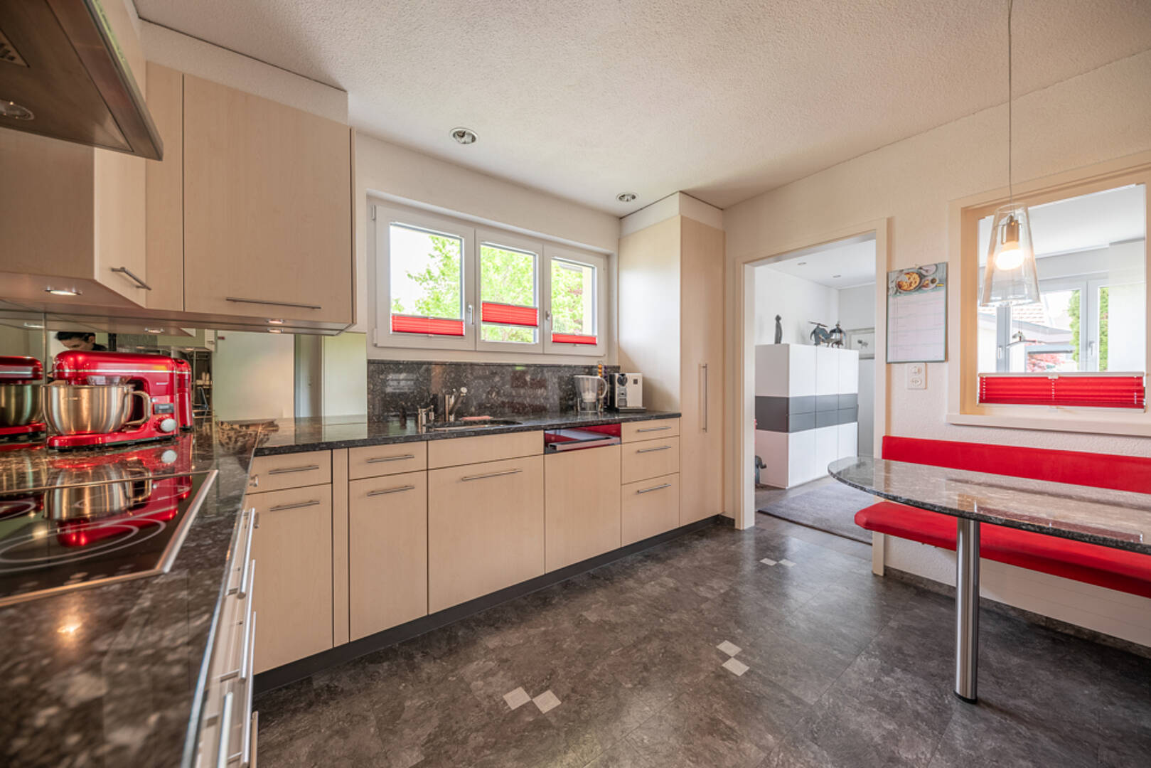 Moderne Küche mit Essplatz
