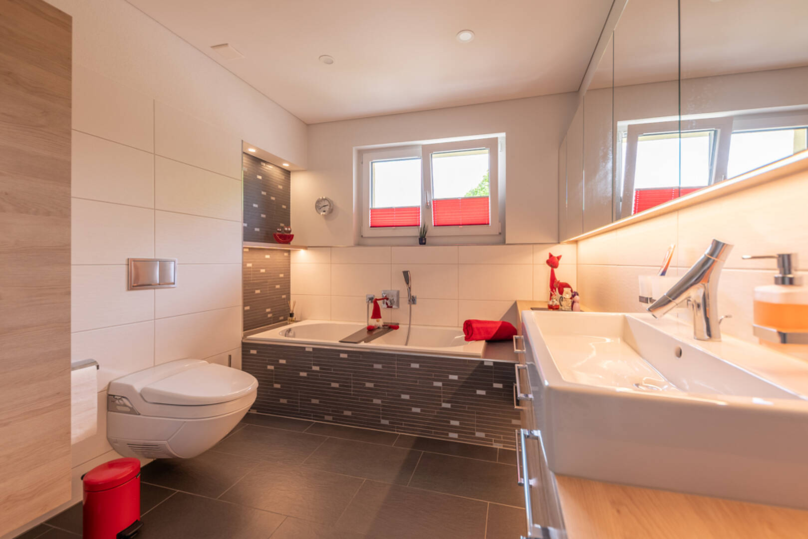 Modernes Badezimmer mit Badewanne und Doppelwaschtisch