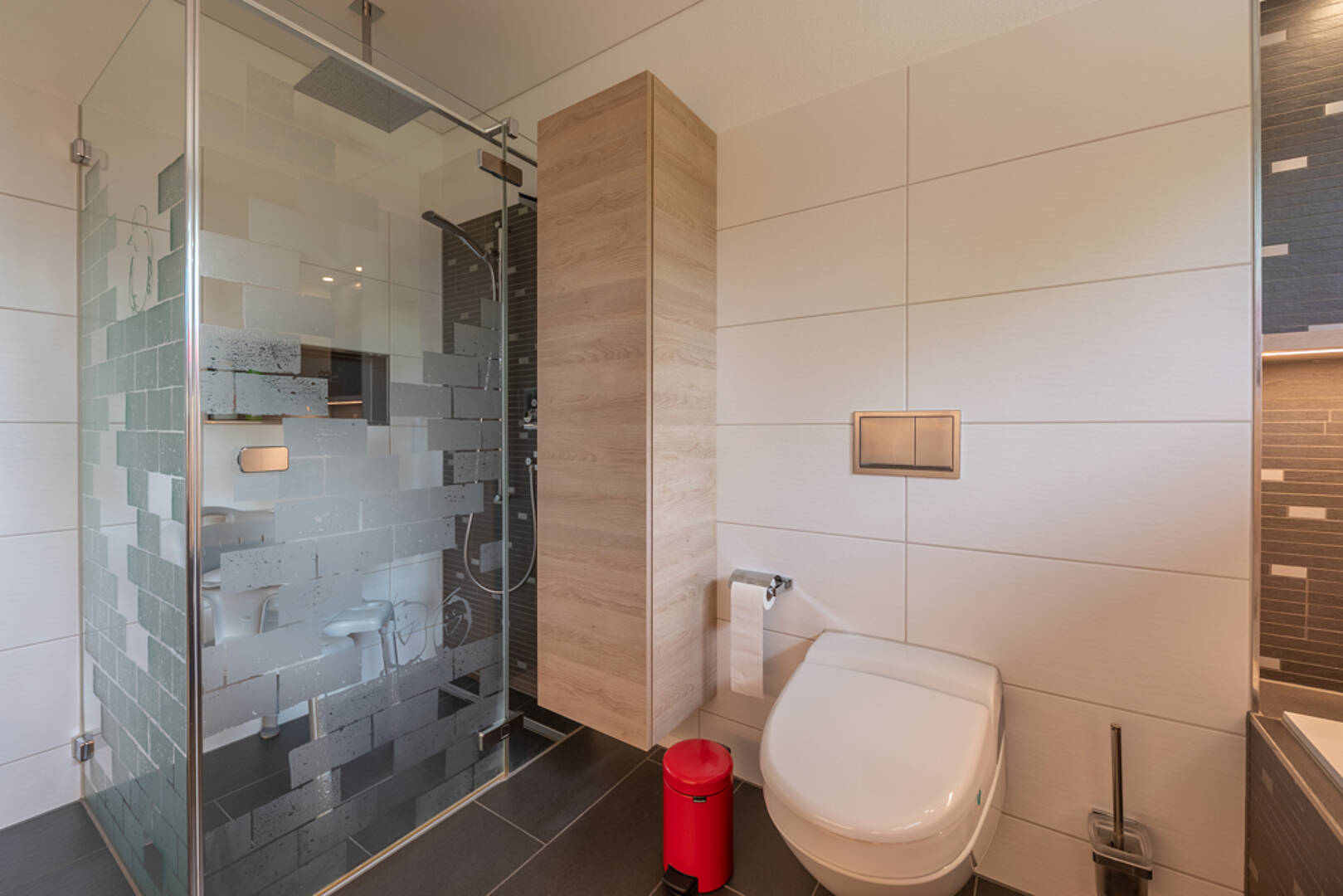 Modernes Badezimmer mit Dusche und WC