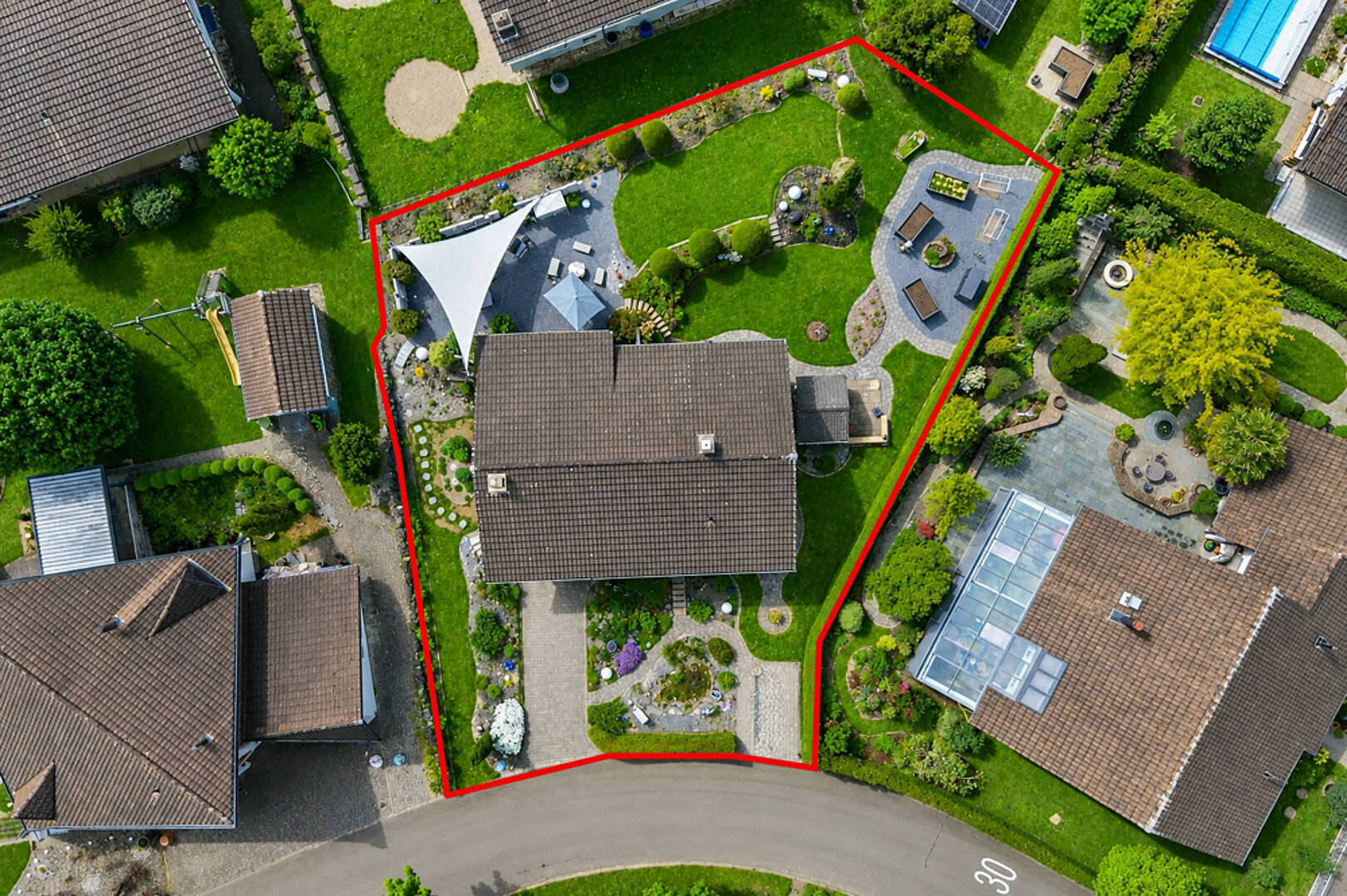 Luftaufnahme eines gepflegten Wohnhauses mit großem Garten
