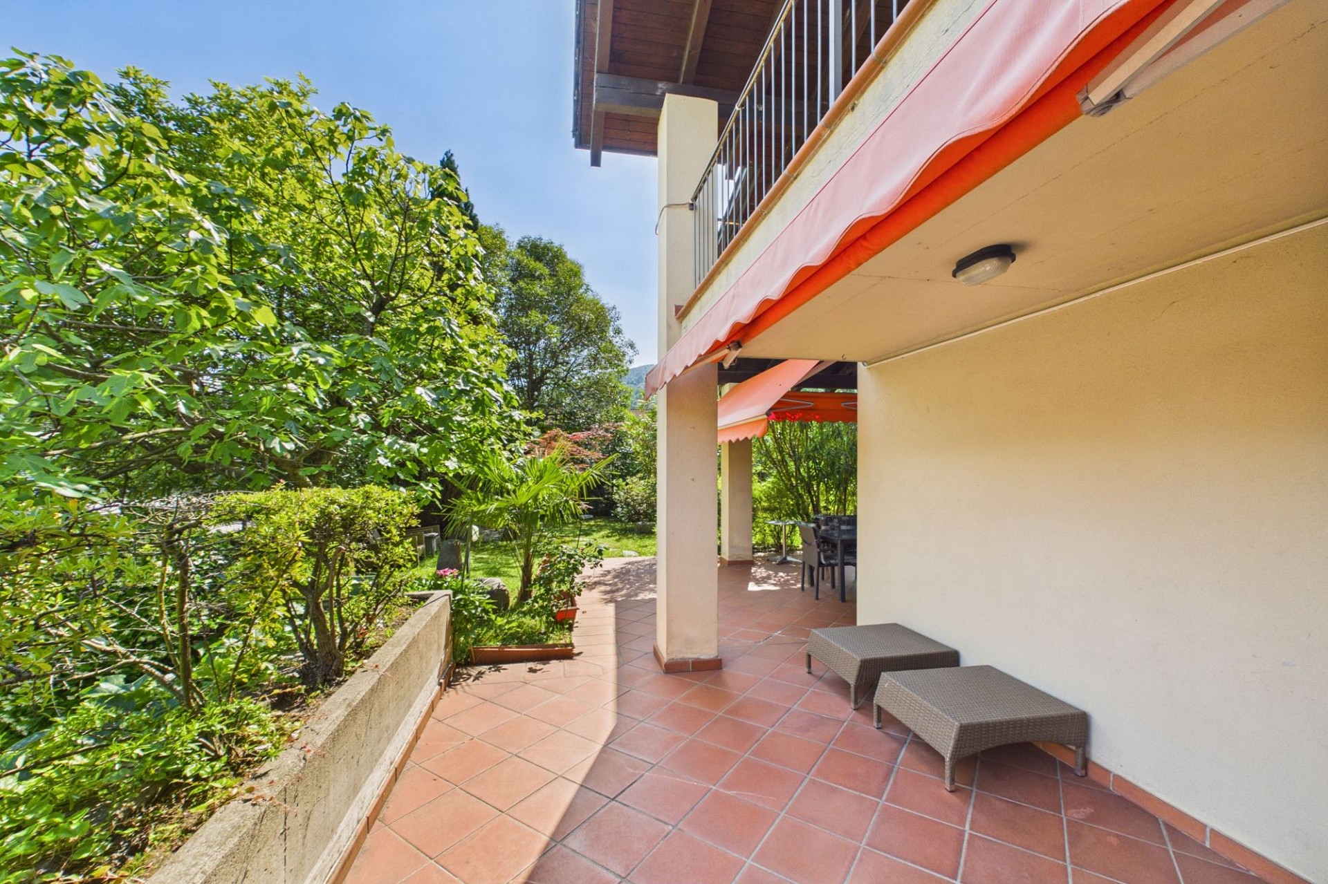 Überdachte Terrasse mit Gartenblick