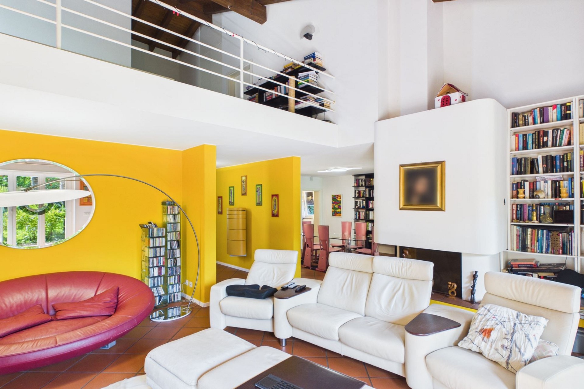 Großzügiges Wohnzimmer mit Galerie und Kamin