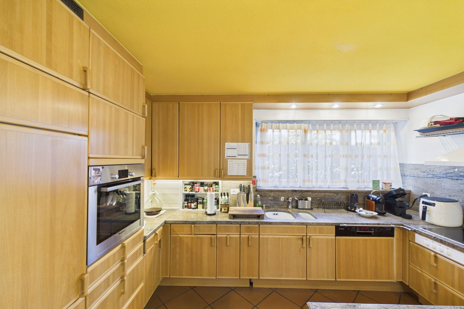 Küche mit Holzfronten und Fenster