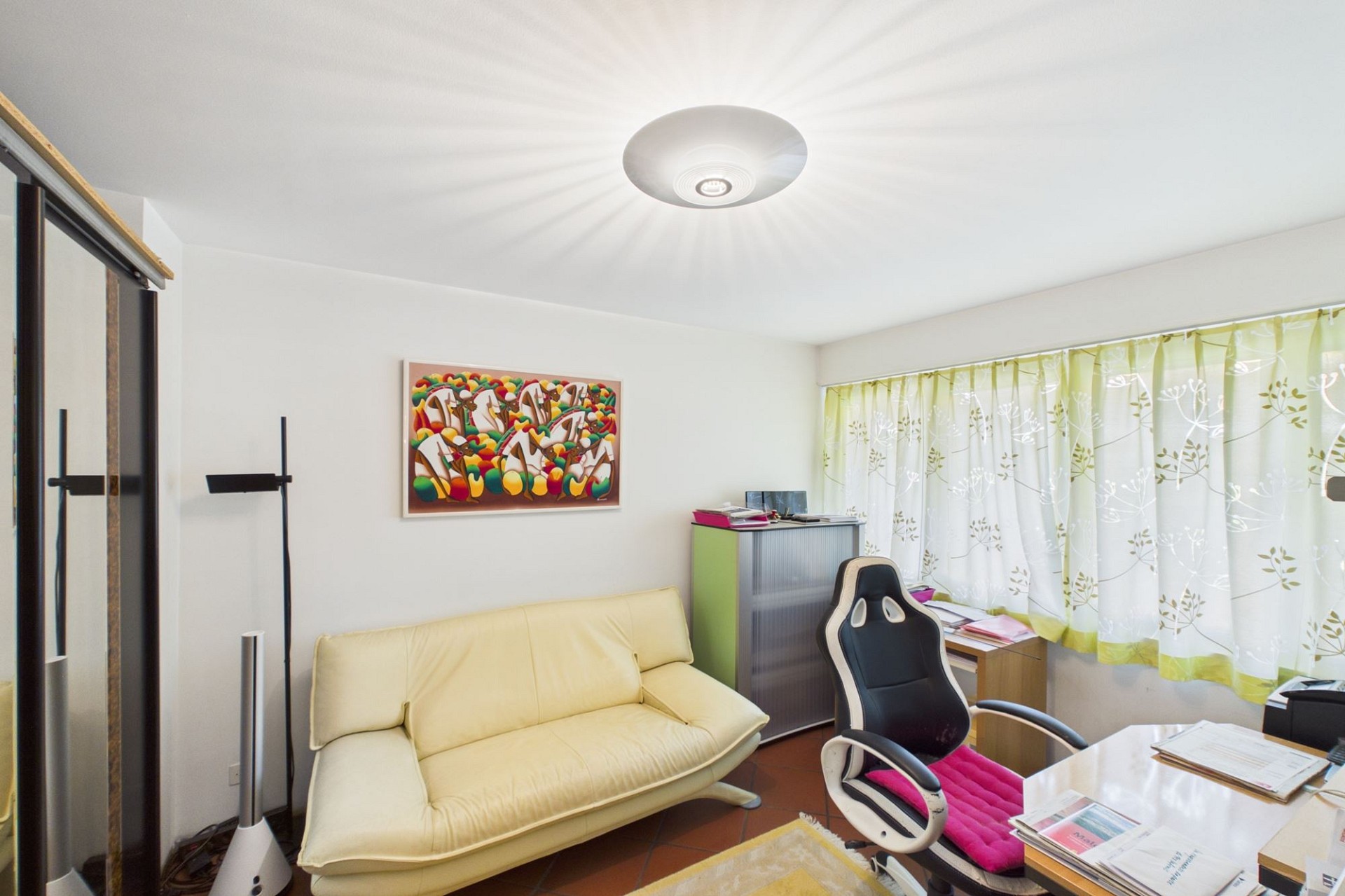Helles kleines Wohn- bzw. Arbeitszimmer
