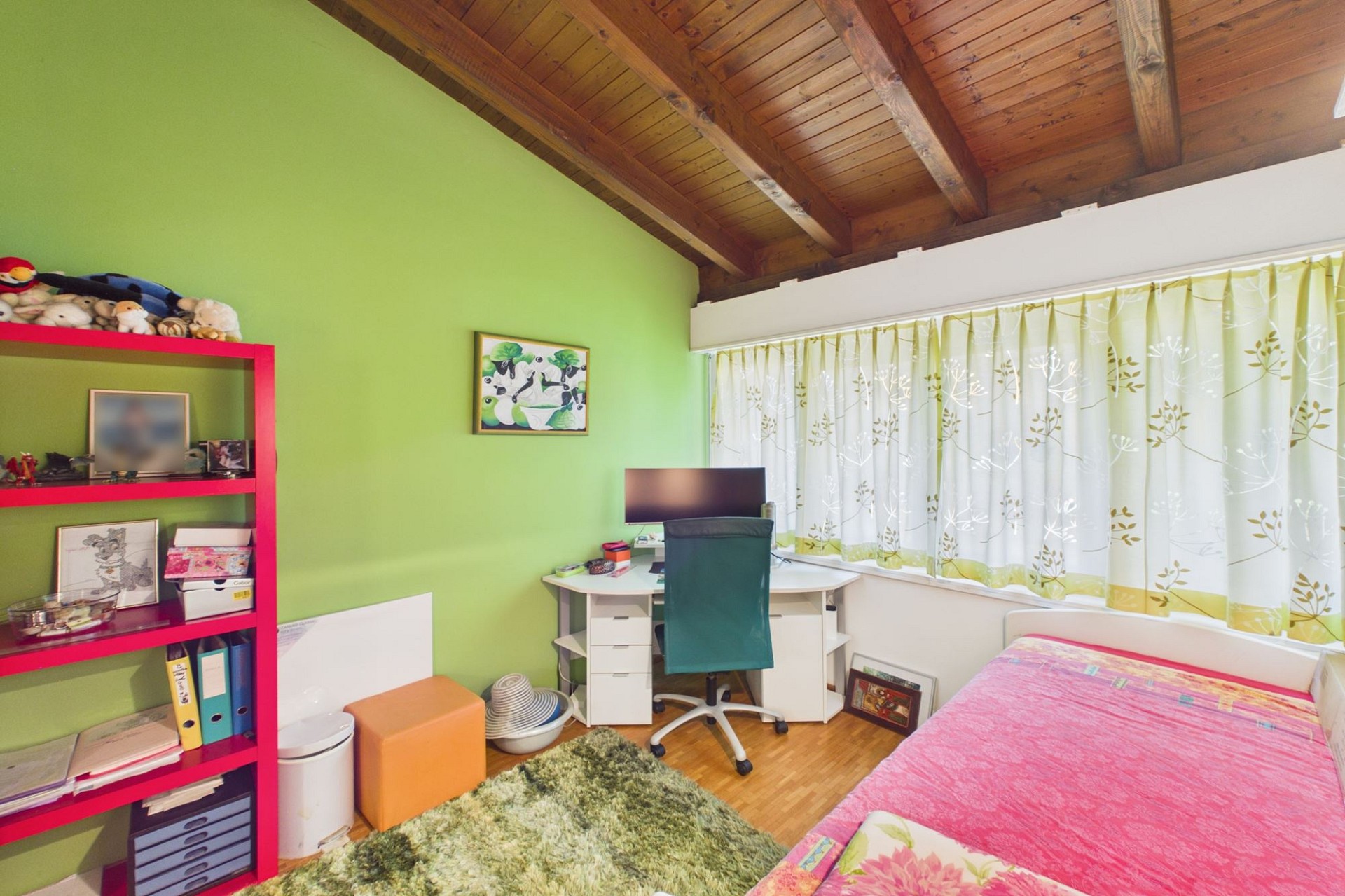 Kinderzimmer mit Holzdecke und Arbeitsplatz