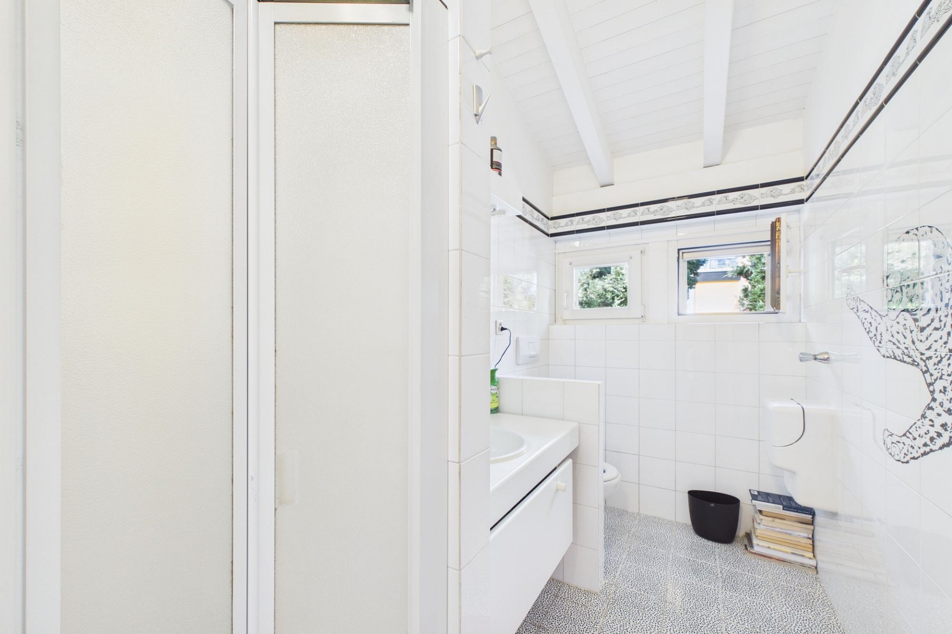 Helles kleines Badezimmer mit Fenster