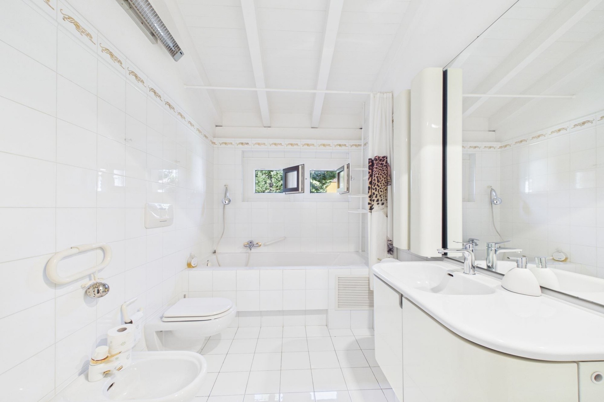 Helles Badezimmer mit Badewanne und Doppelwaschbecken