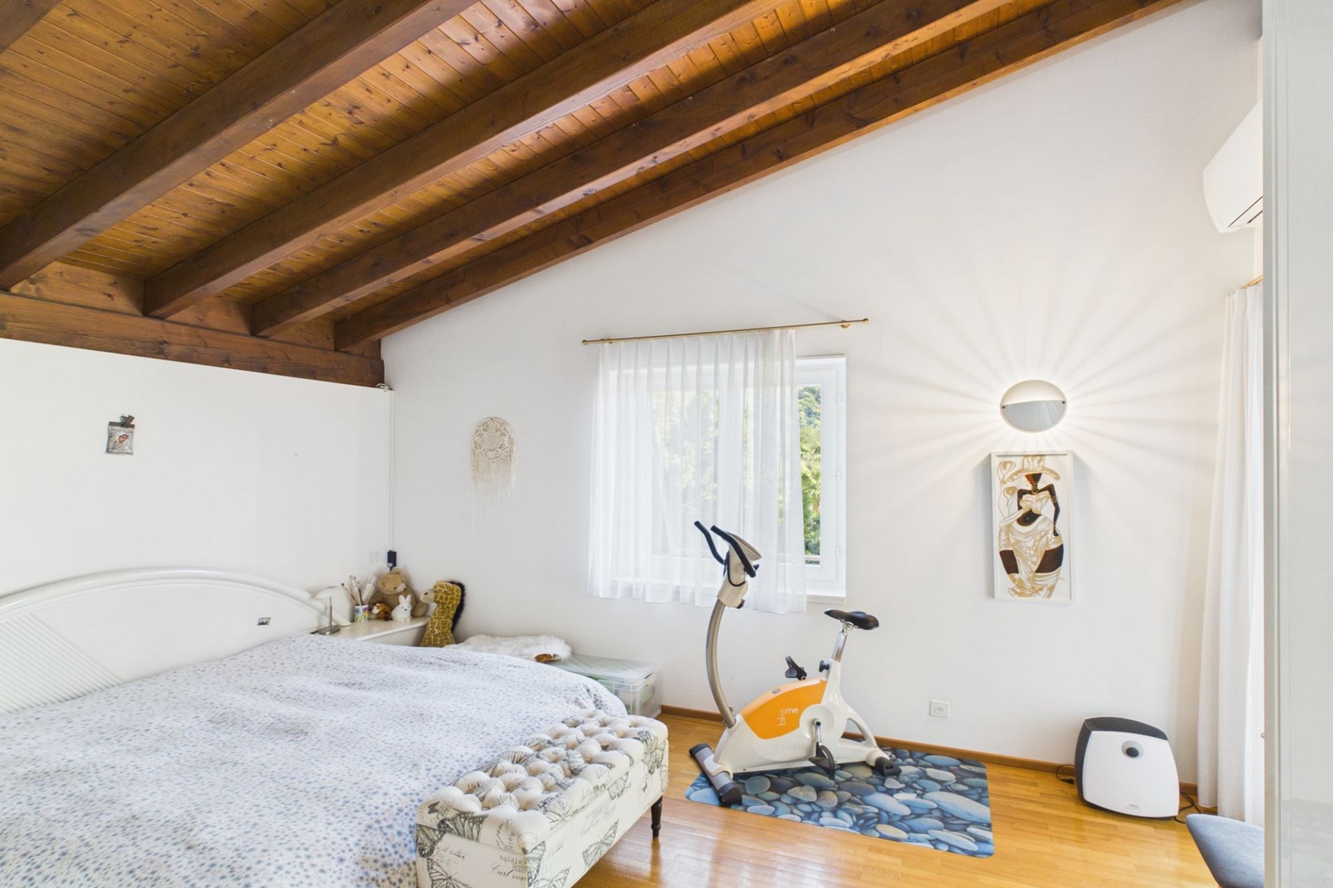 Helles Schlafzimmer mit Holzbalkendecke