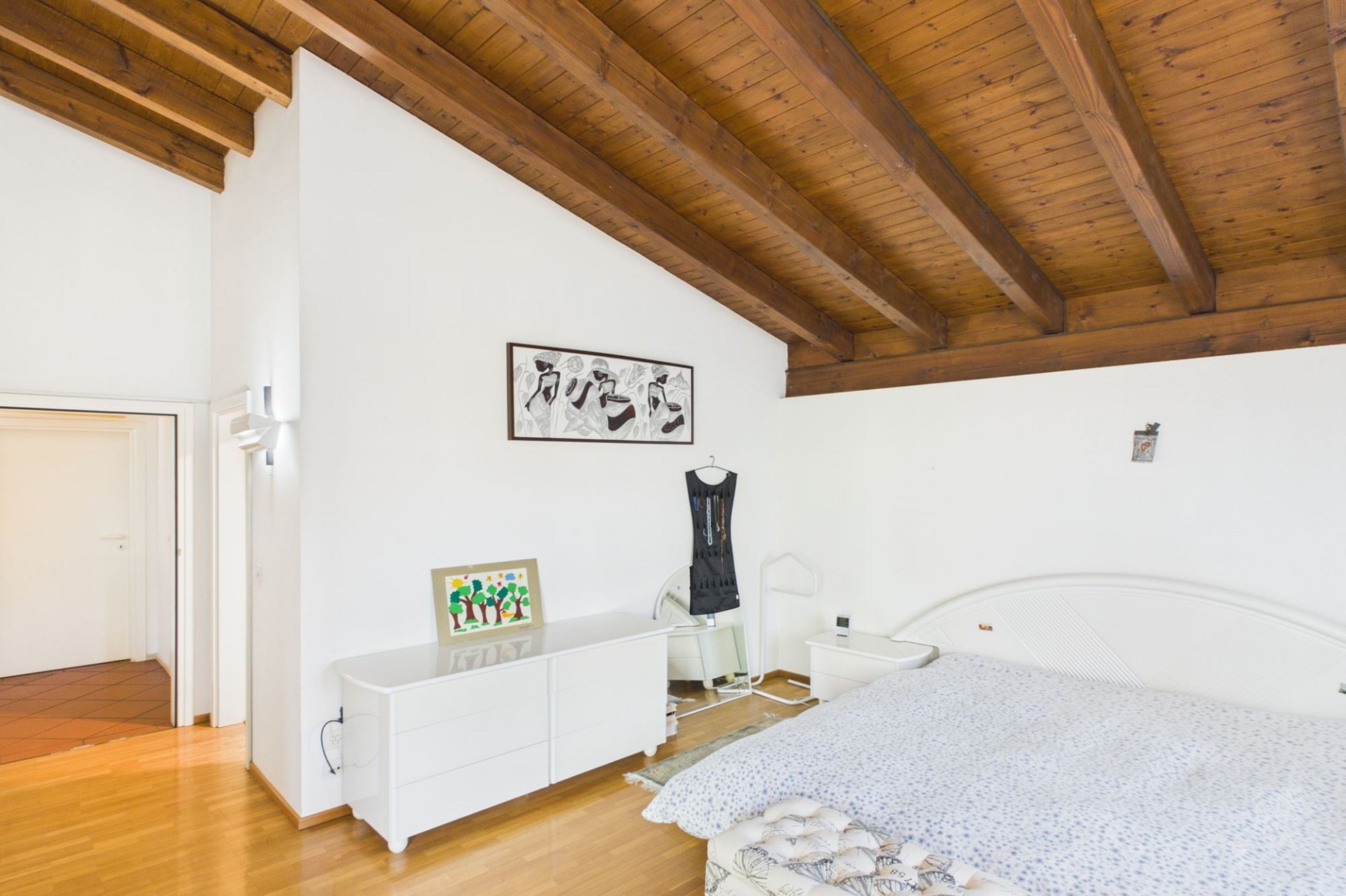 Helles Schlafzimmer mit Holzbalkendecke