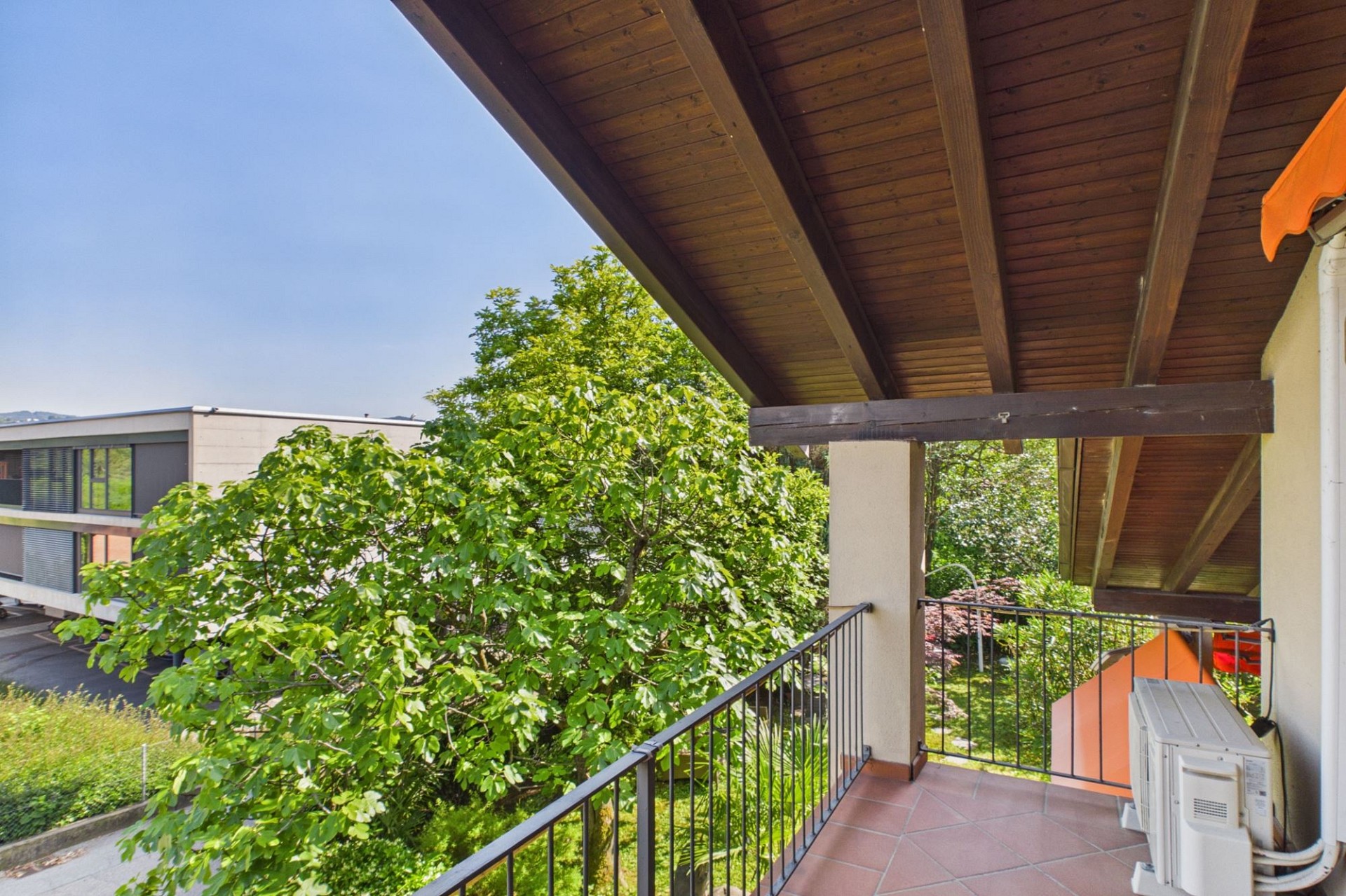 Balkon mit Holzüberdachung und Grünblick