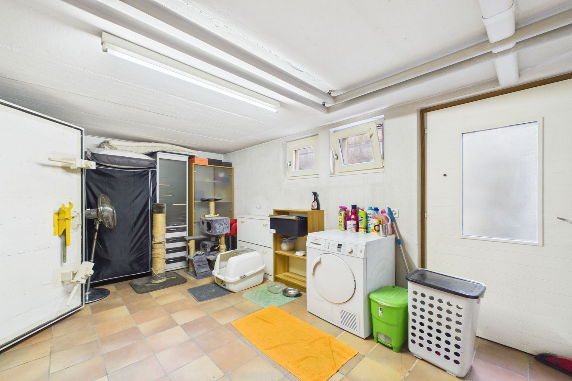 Hauswirtschaftsraum mit Waschmaschine und Katzenbereich