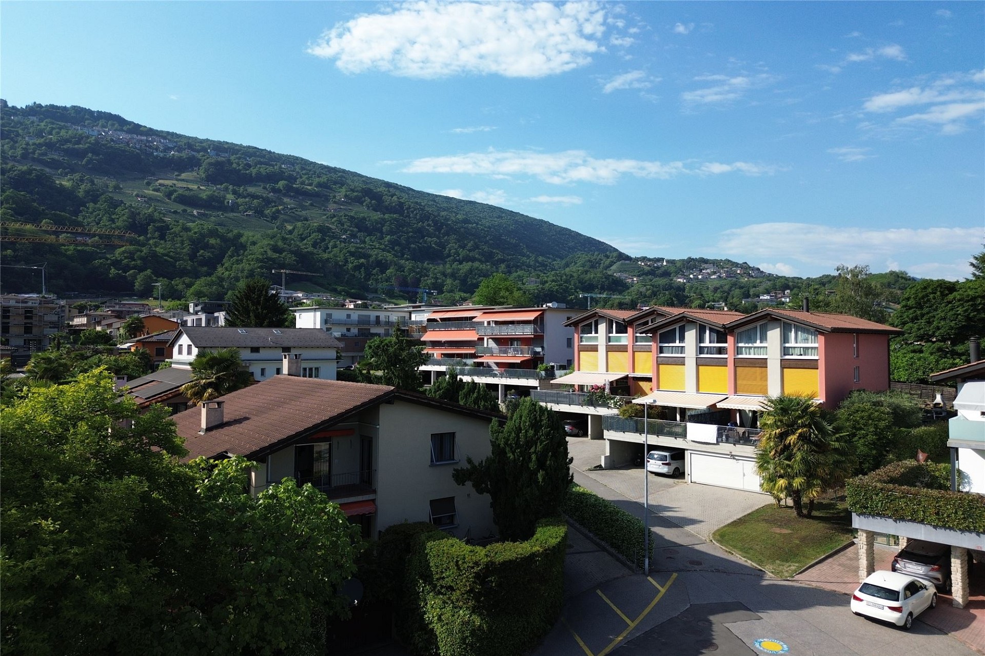 Bergblick über eine Wohnsiedlung