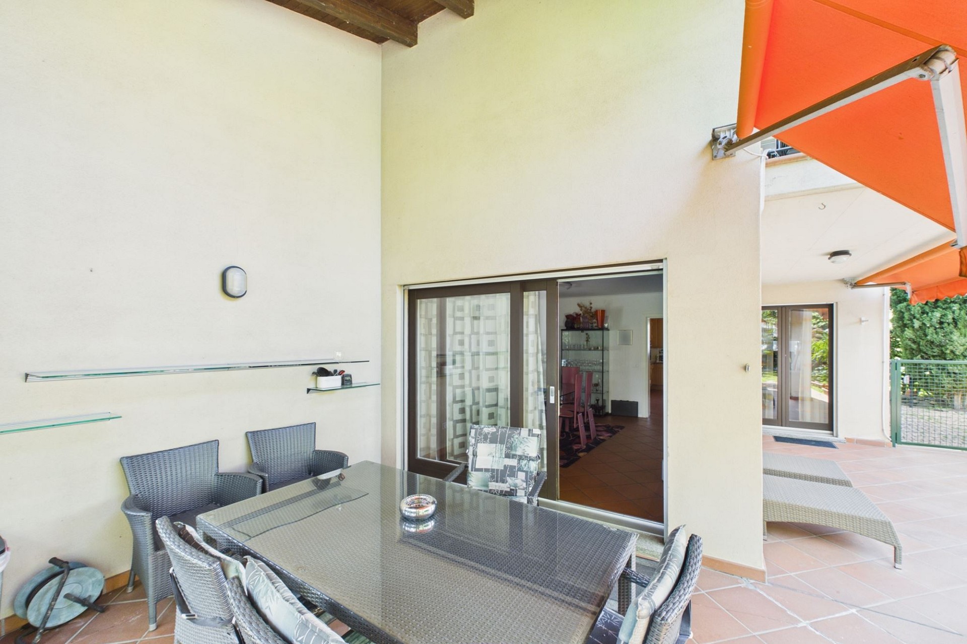 Überdachte Terrasse mit Sitzgruppe