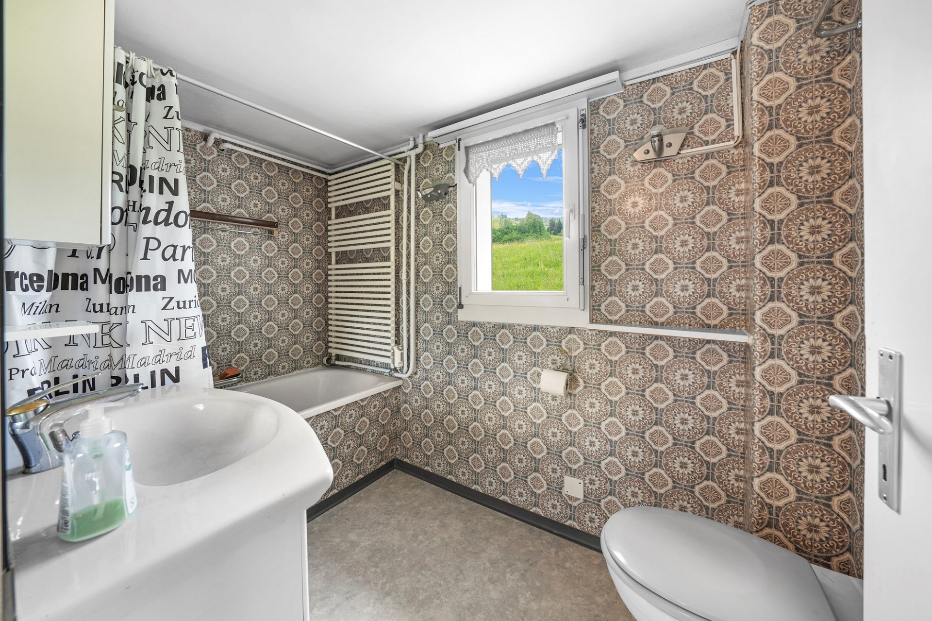 Kleines Badezimmer mit gemusterten Fliesen