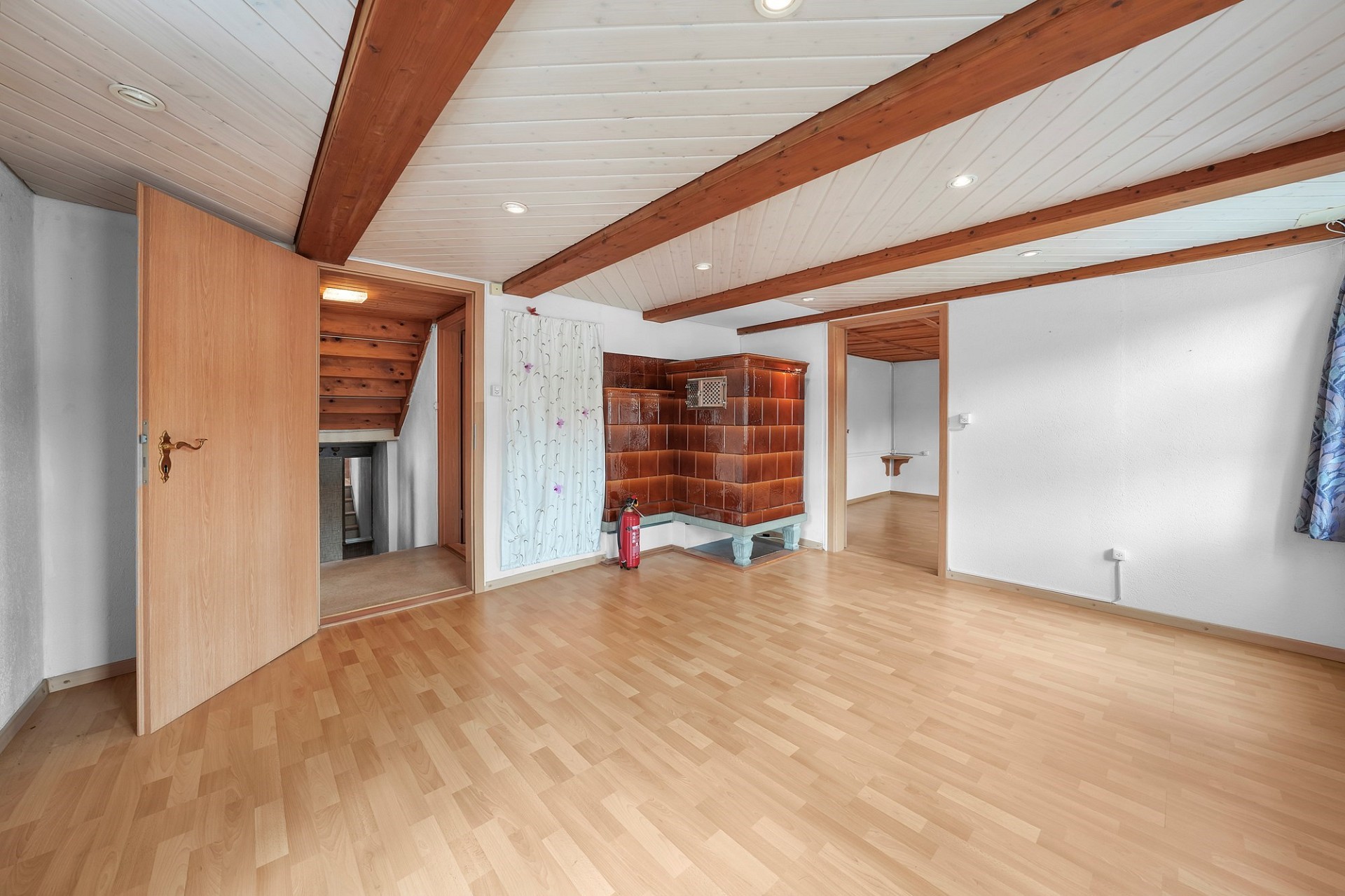 Helles Dachgeschosszimmer mit Holzofen