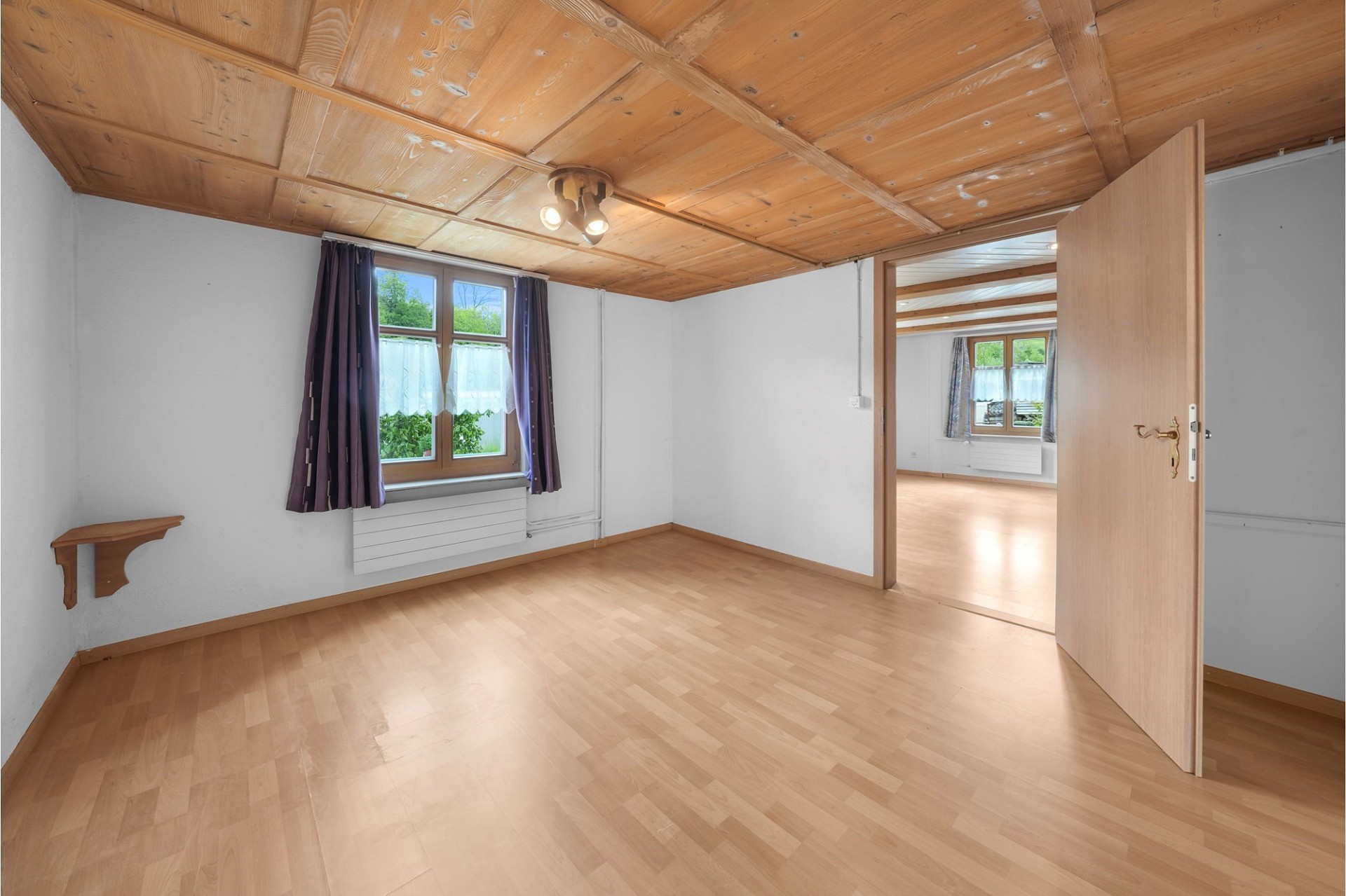 Leeres Zimmer mit Holzdecke