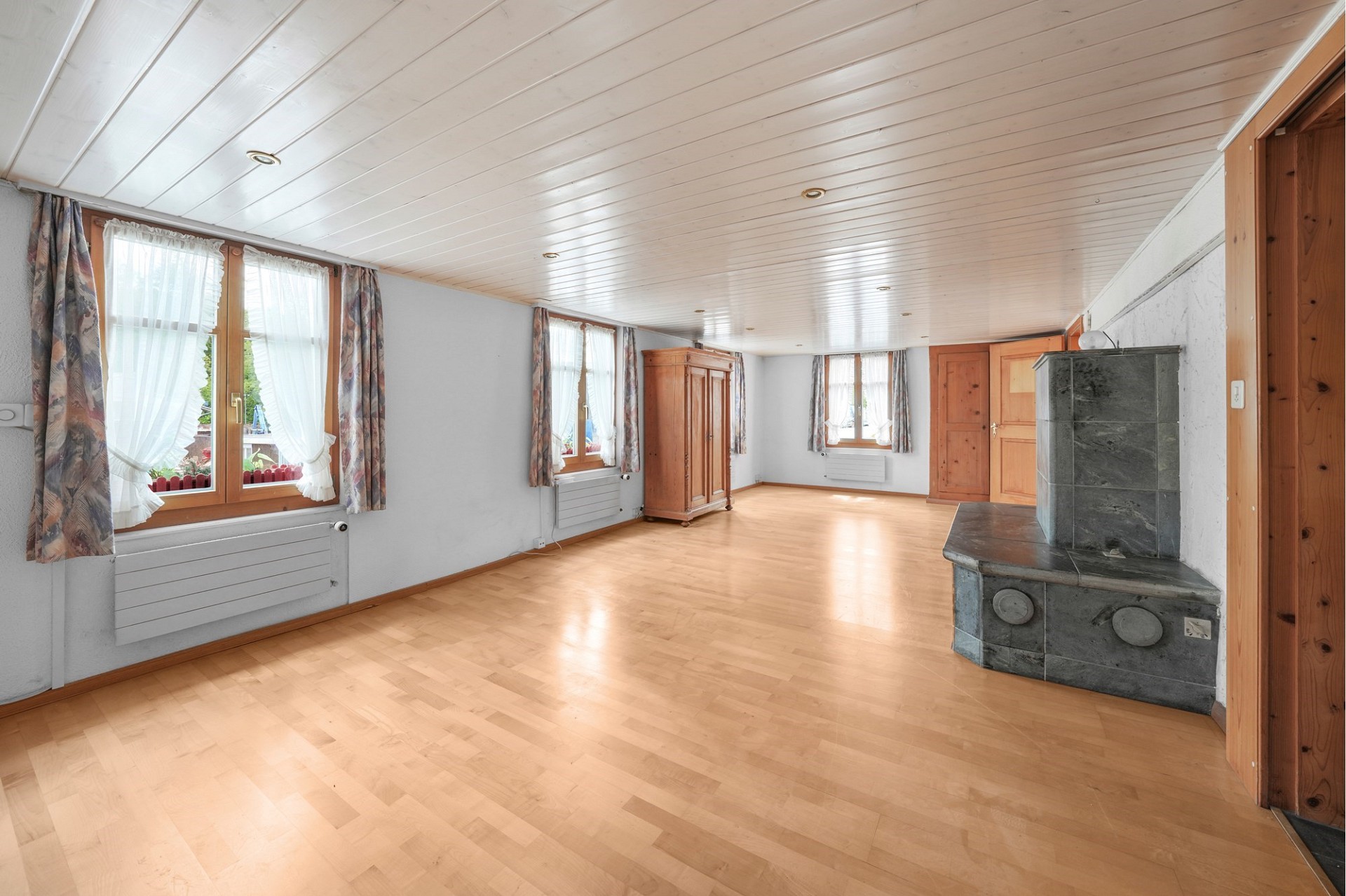 Heller Wohnraum mit Holzofen und Holzelementen