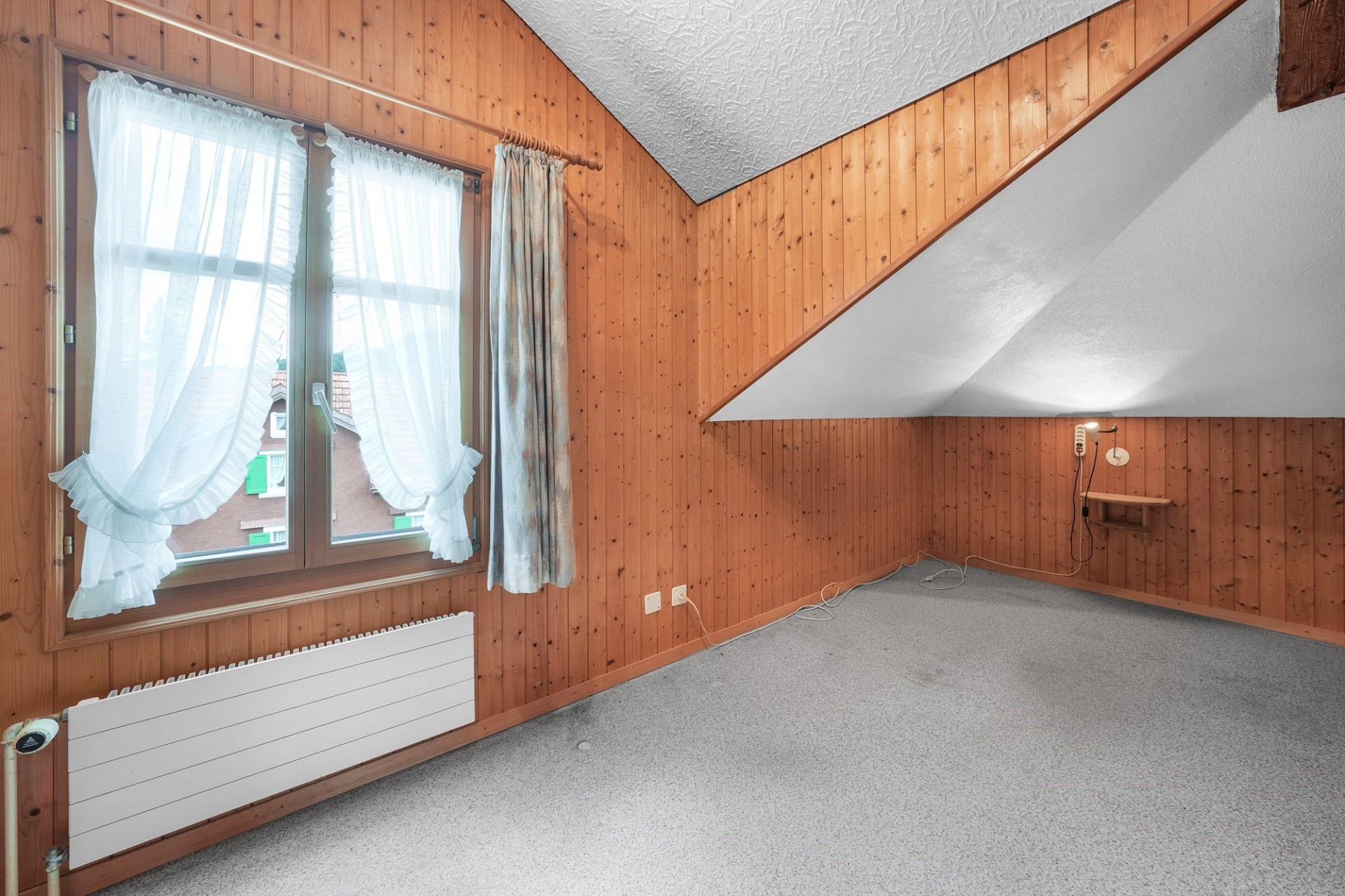 Dachzimmer mit Holzverkleidung