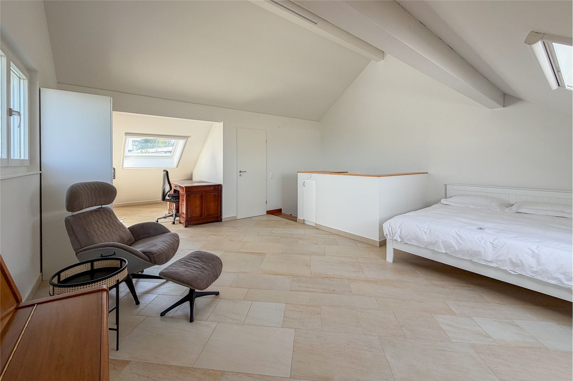 Ausgebautes Dachgeschoss mit Schlafzimmer und Arbeitsbereich