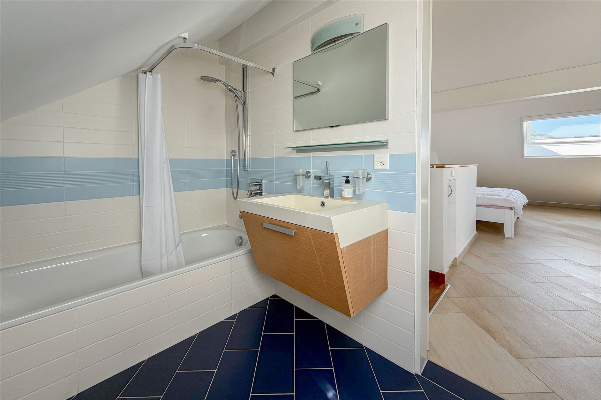 Badezimmer mit angrenzendem Schlafzimmer