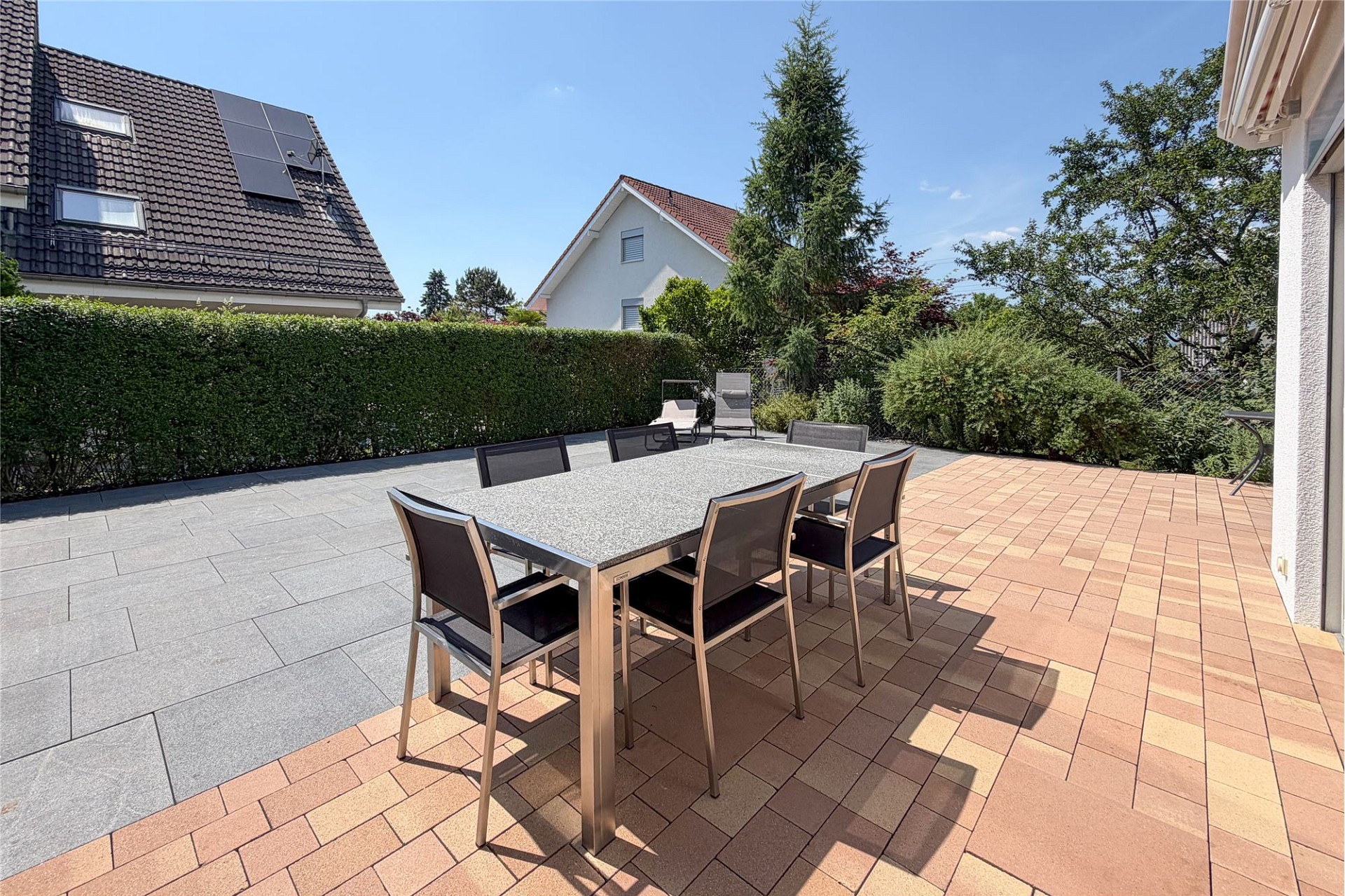 Große Terrasse mit Gartenmöbeln