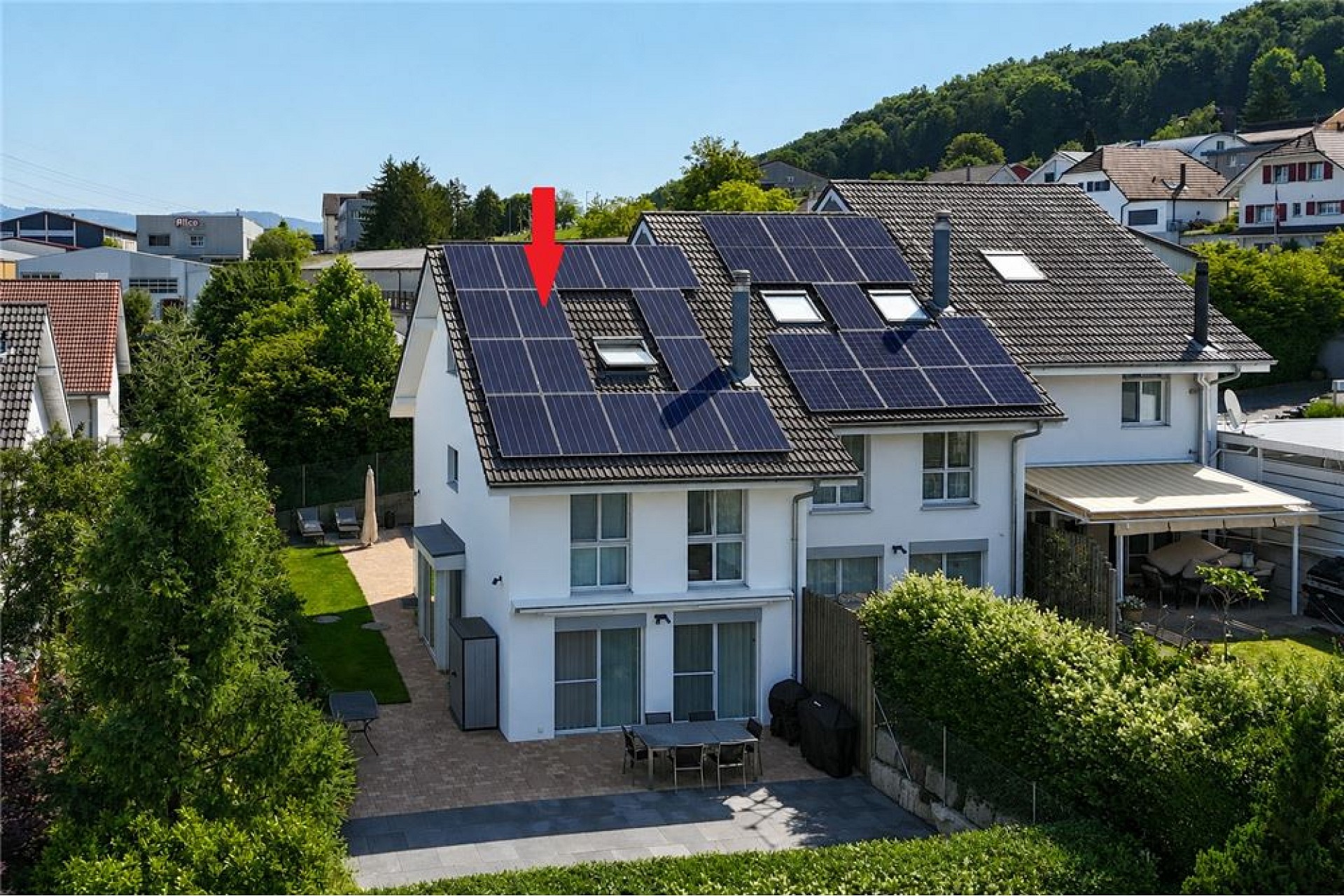 Einfamilienhaus mit Solardach und Gartenblick